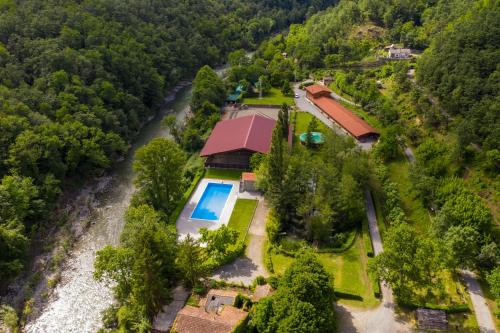 una vista aérea de una casa junto a un río en Residence La Frontiera en Sesta Godano