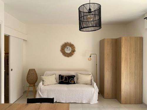 1 dormitorio con 1 cama y 1 jaula negra en Les Tamaris, en Saint-Cyr-sur-Mer