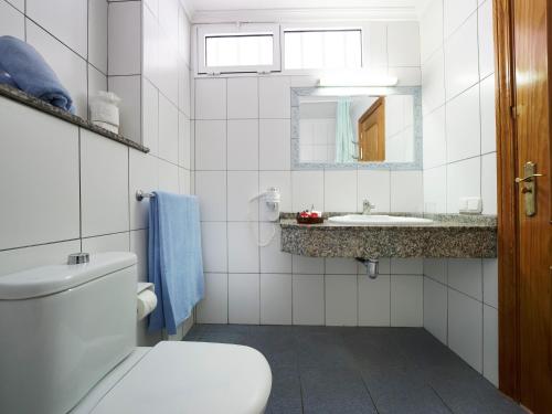 La salle de bains est pourvue de toilettes, d'un lavabo et d'un miroir. dans l'établissement Vistaflor Puerto Plata, à Mogán