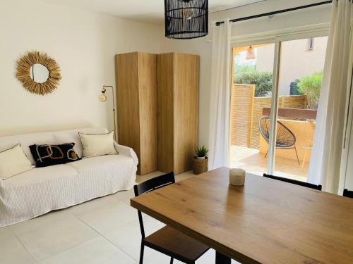 un salon avec une table et un canapé dans l'établissement Les Tamaris, à Saint-Cyr-sur-Mer