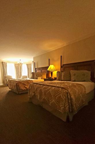 a hotel room with two beds and a lamp at Chelsea Inn in San Francisco