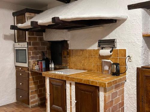 une cuisine avec un évier et un plan de travail dans l'établissement Au 333, à Bédoin