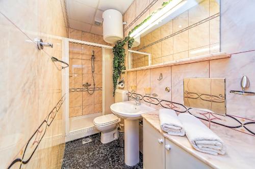 y baño con lavabo, aseo y ducha. en Apartment La Petite, en Dubrovnik