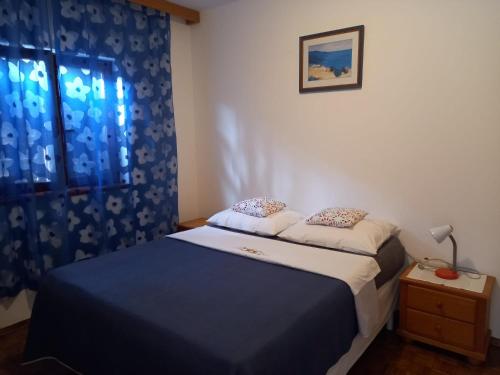 Habitación pequeña con cama y ventana en Villa Aquamare****, en Vela Luka