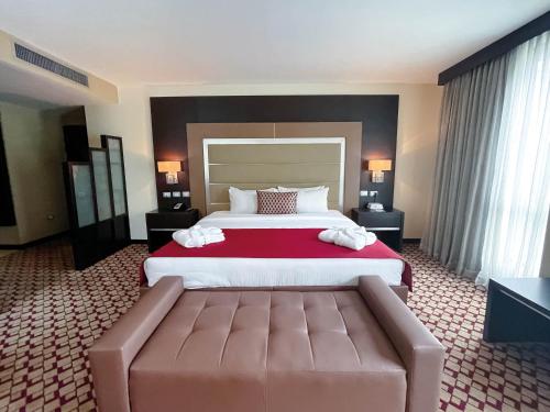 Ein Bett oder Betten in einem Zimmer der Unterkunft Waldorf Hotel