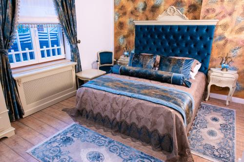 sypialnia z dużym łóżkiem i oknem w obiekcie Vila Maresal w mieście Buşteni