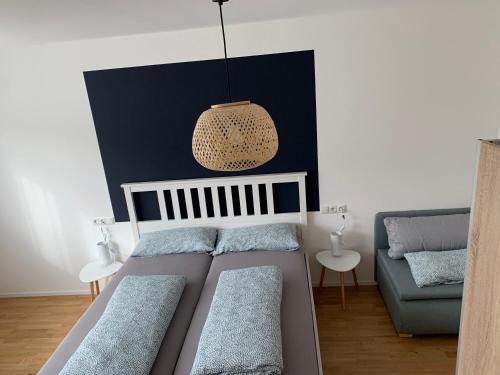una camera da letto con un letto e un divano di FeWo Aurora am Bodensee a Friedrichshafen