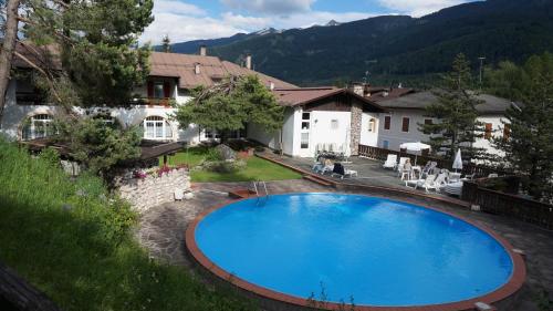 Utsikt mot bassenget på Hotel Rio Bianco eller i nærheten