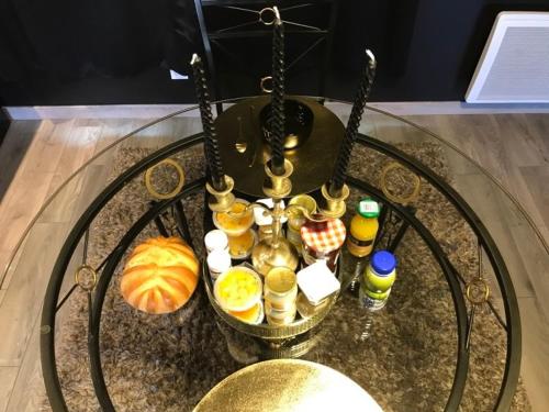 - une table en verre avec un bol de nourriture dans l'établissement Le BLACK DIAMOND, à Incheville