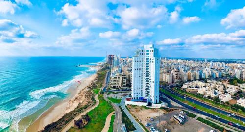 una vista aérea de la ciudad y el océano en מלון כרמל/מגדל C en Netanya