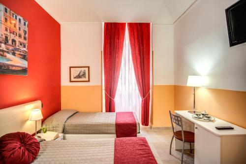 una camera da letto con un letto, una scrivania e una finestra di Magnifico Rome a Roma