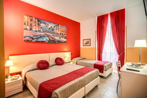 una camera con due letti e pareti rosse di Magnifico Rome a Roma