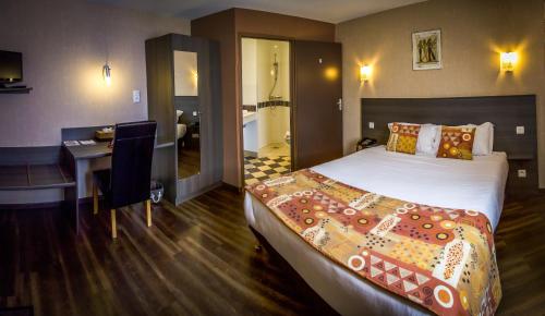 Säng eller sängar i ett rum på Brit Hotel Azur