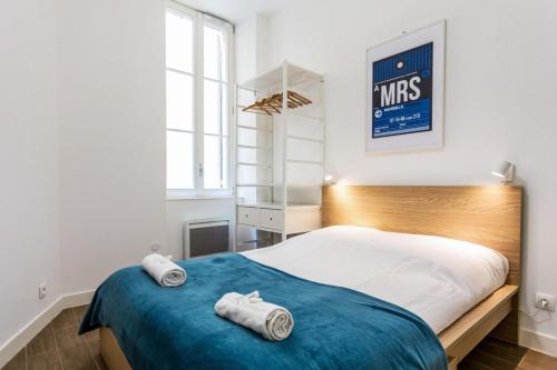 - une chambre avec un lit et 2 serviettes dans l'établissement L'Ilot I - Hyper centre Marseille Vieux Port, à Marseille
