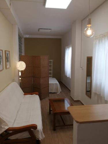 a living room with a bed and a table at Estudio La Colonia in Águilas