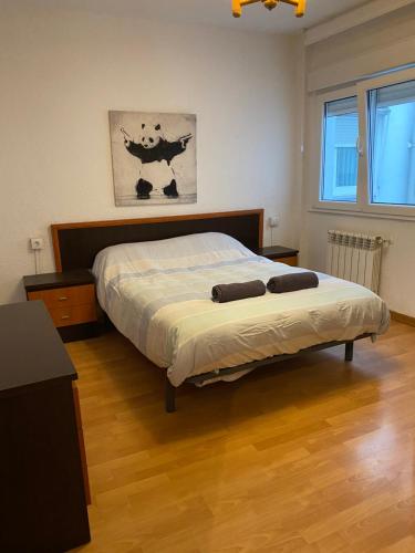 Ce lit se trouve dans une chambre dotée de parquet. dans l'établissement Apartamento low cost, à Gijón