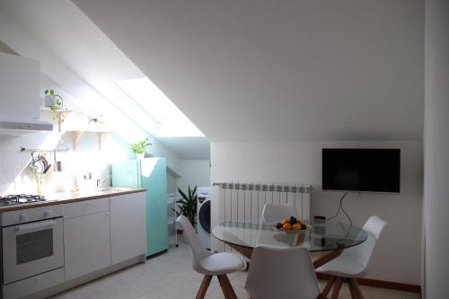 Kuchyň nebo kuchyňský kout v ubytování Attico VistaLago - Centro città Verbania