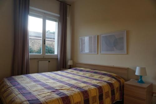 a bedroom with a bed and a window at Appartamento con Giardino in Levanto