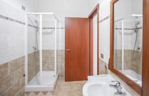 y baño con ducha, aseo y lavamanos. en Giardino Dei Limoni Apartment en Oliena