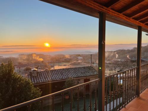 a view of the sunrise from the balcony of a house at Aldeade in Ferreira de Panton