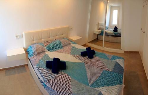 une chambre avec un grand lit avec un miroir dans l'établissement Playa de las Americas Seaview Viñadelmar, à Playa de las Americas