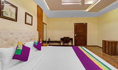 Ein Bett oder Betten in einem Zimmer der Unterkunft Treebo Premium Runway Suites, Marathahalli