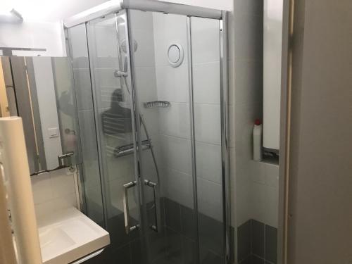 une douche avec une porte vitrée dans une salle de bain dans l'établissement Charmant T2 Les Plages Dorées vue mer + parking, à Sète