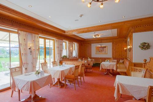 沃斯的住宿－藍哈古酒店，一间在房间内配有桌椅的餐厅