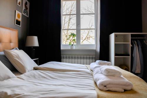 Best Rest Warszawa Stare Miasto في وارسو: غرفة نوم عليها سرير وفوط بيضاء