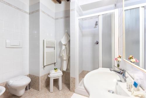 Koupelna v ubytování Hotel La Pace