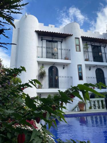 een wit huis met een zwembad ervoor bij Castillo De La Santa Cruz in Guanajuato