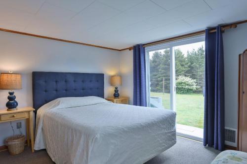 Tempat tidur dalam kamar di Anchorage Cottages