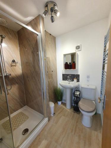 Bathroom sa Beautiful 2 bedroom guest house with private pool in Lacock, Wiltshire