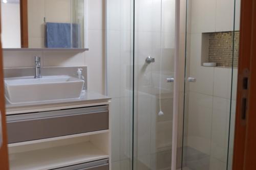 y baño con lavabo y ducha acristalada. en Residencia ideal para ir ao Beto Carrero, en Penha