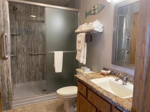 a bathroom with a toilet, sink, and shower at Westwood Shores Waterfront Resort in Sturgeon Bay
