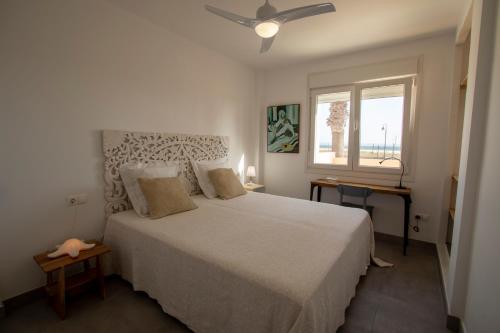 ein Schlafzimmer mit einem großen Bett und einem Fenster in der Unterkunft Apartamento en primera línea de playa in Tarifa