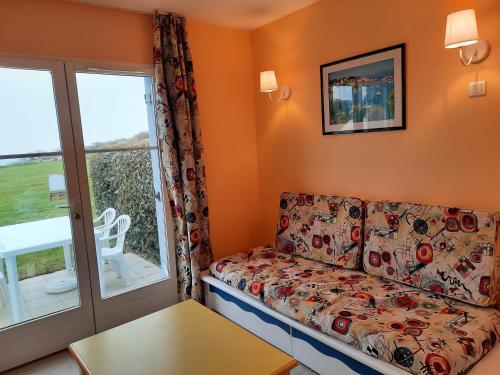 a living room with a couch and a window at Maison avec vue sur mer dans Résidence Marie Galante in Locmaria