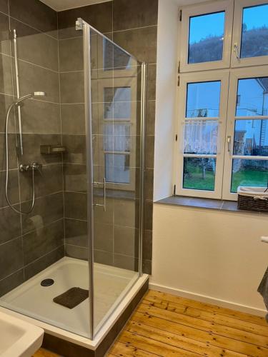 ein Badezimmer mit Dusche mit Glastür in der Unterkunft Weingut Gästehaus Bach in Cochem