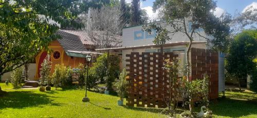 uma casa com uma parede de tijolos no quintal em Mini House Park em Campo Alegre