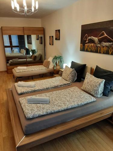 Zimmer mit 3 Betten in einem Zimmer in der Unterkunft Nobless Apartment Brno in Brünn