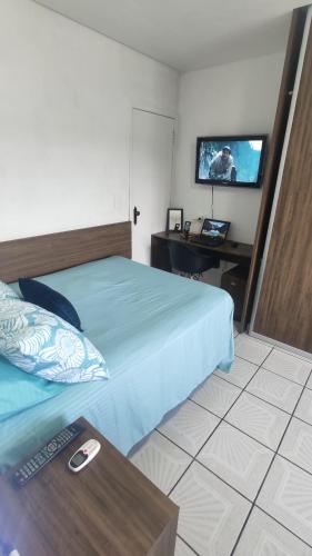 une chambre d'hôtel avec un lit et une télévision dans l'établissement Studio na praça da Lagoa, pertinho de tudo!, à Florianópolis