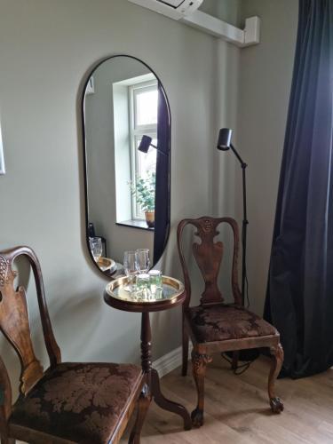 a dressing room with a table and a chair and a mirror at Hotell Stavstensgården in Trelleborg