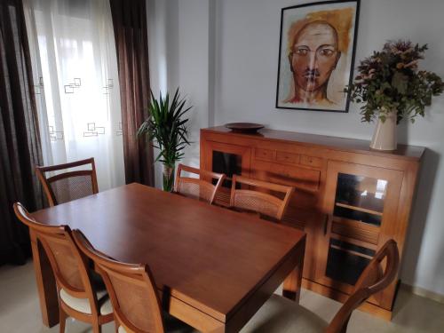 uma sala de jantar com uma mesa de madeira e cadeiras em Victoria Home Córdoba em Córdoba