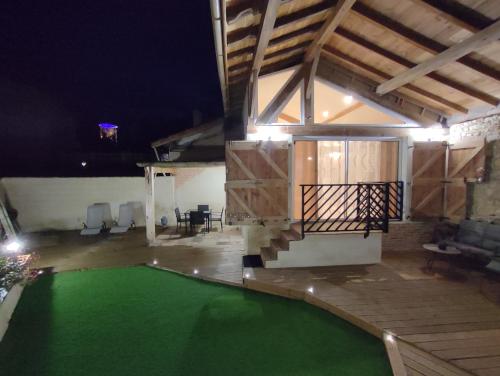 Cette grande chambre est dotée d'un sol vert et d'un plafond. dans l'établissement Gîte le jardin secret et Gîte au temps suspendu, à Montpézat