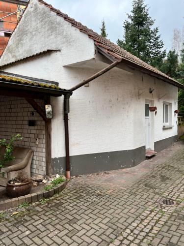 a white brick house with a thatched roof at kleines Häuschen in Alzenau in Unterfranken