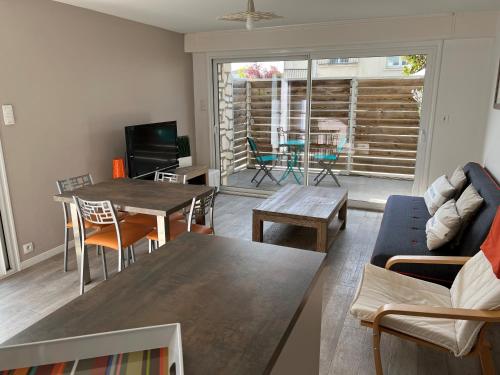 un salon avec un canapé et une table dans l'établissement Villa Louizanne, à Saint-Georges-de-Didonne