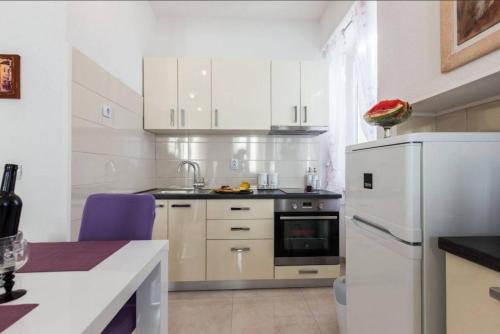 A kitchen or kitchenette at Perfect view apartment