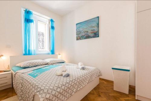 een slaapkamer met een bed met twee knuffels erop bij Perfect view apartment in Zadar
