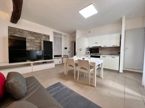 a living room with a table and a kitchen at Risveglio in Como