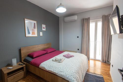 Postel nebo postele na pokoji v ubytování Blue Tourmaline downtown flat